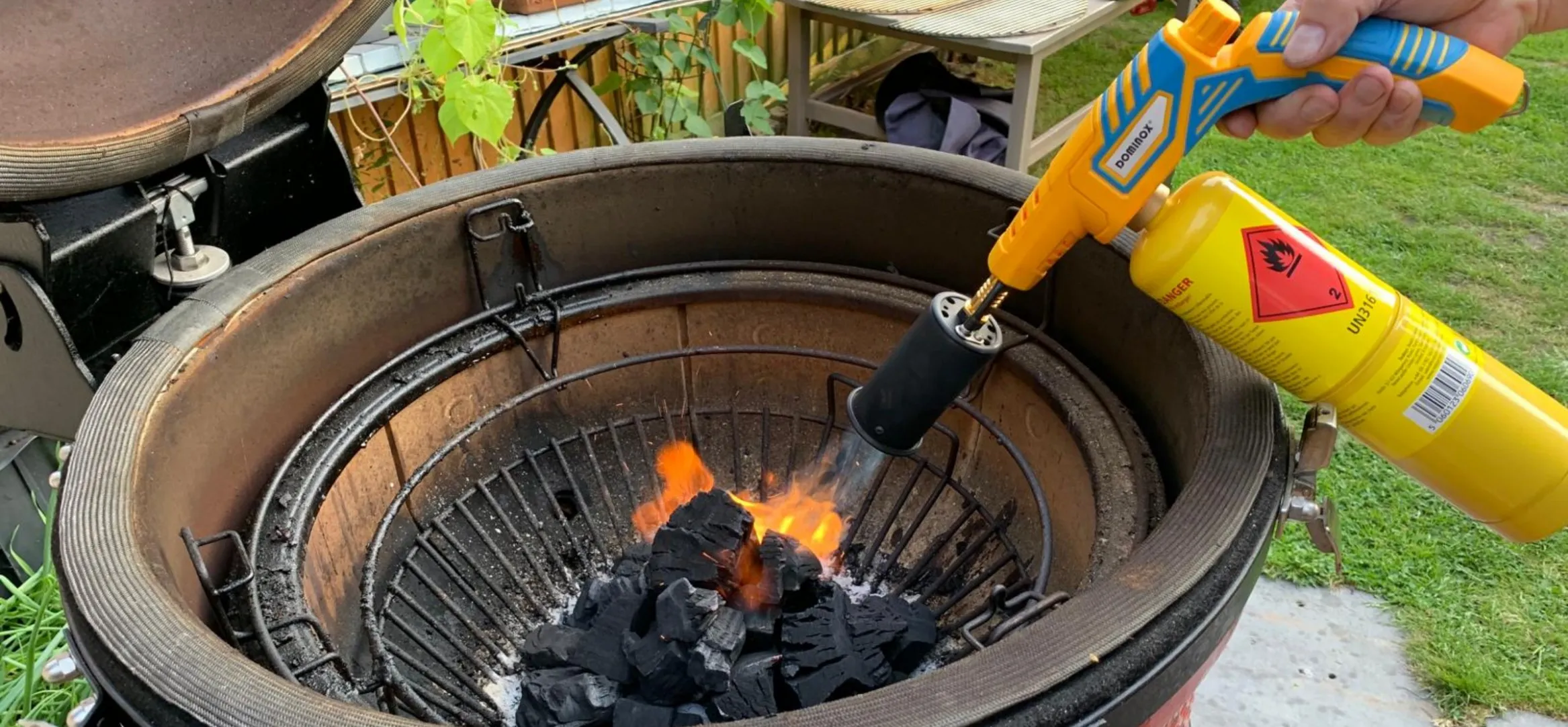 Gas torch lighting kamado charcoal
